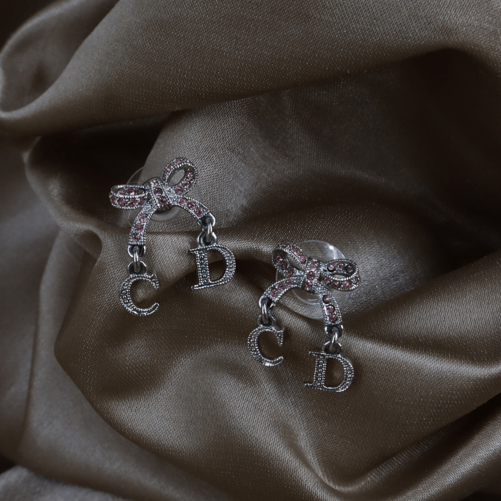 CHRISTIAN DIOR 粉紅蝴蝶結CD吊墜耳環 - Vintasy