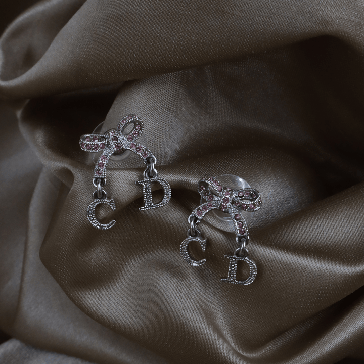 CHRISTIAN DIOR 粉紅蝴蝶結CD吊墜耳環 - Vintasy