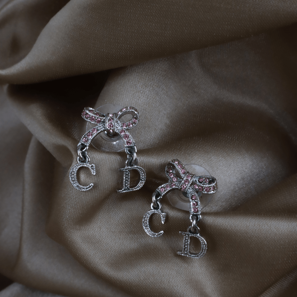 CHRISTIAN DIOR 粉紅蝴蝶結CD吊墜耳環 - Vintasy