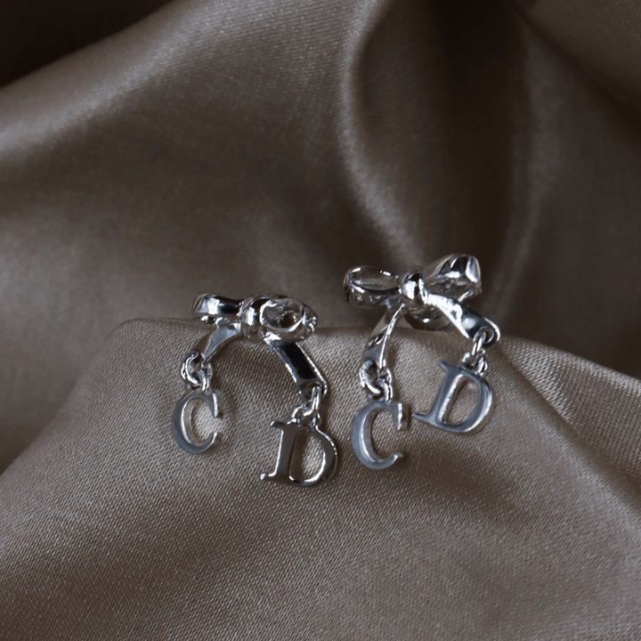 CHRISTIAN DIOR 蝴蝶結CD吊墜耳環 - Vintasy