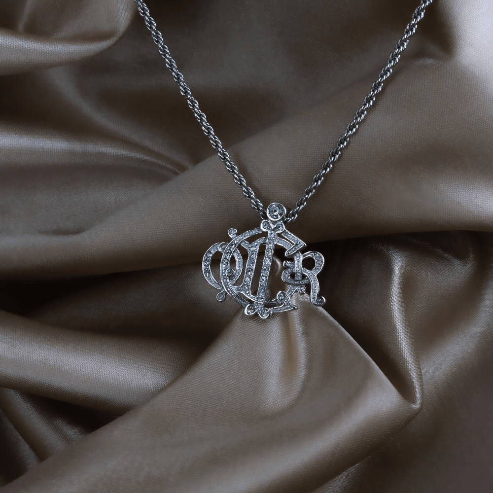 CHRISTIAN DIOR 極罕銀色華麗巴洛克水晶CD馬車吊墜項鏈｜未使用美品 - Vintasy項鏈