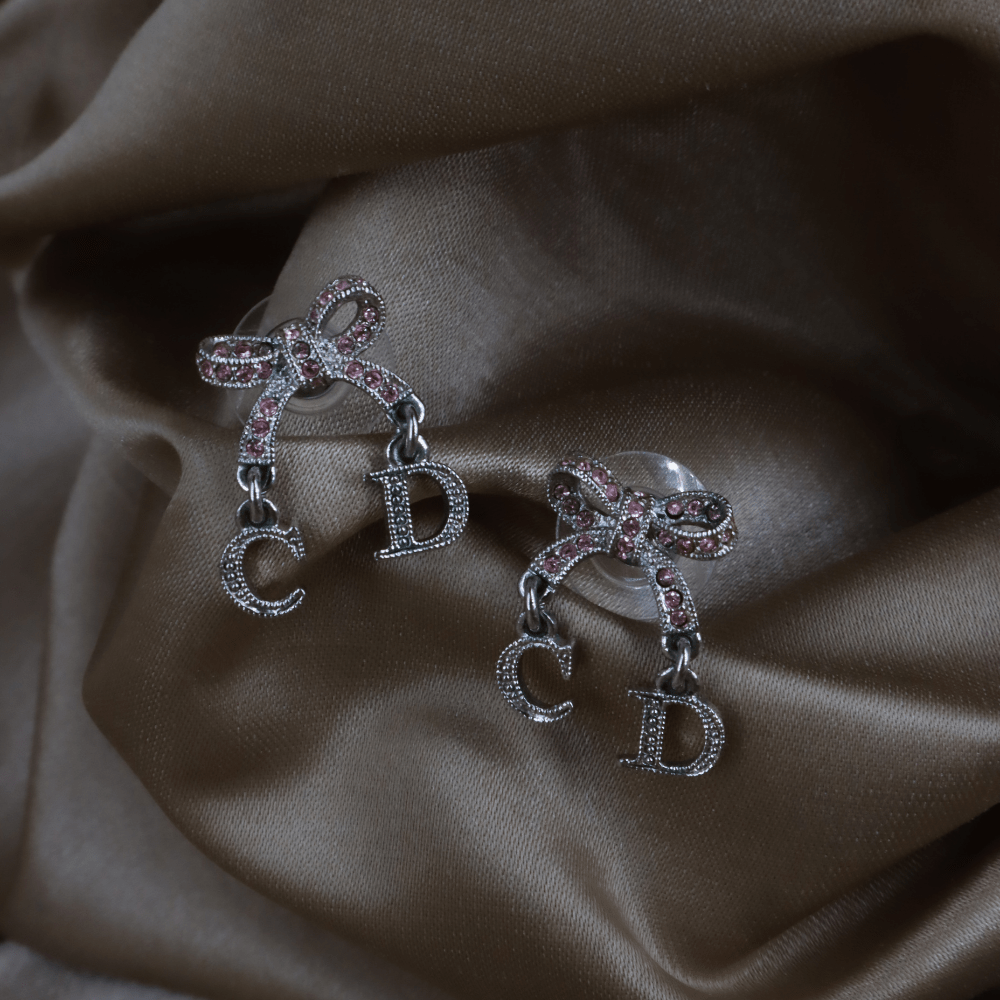 CHRISTIAN DIOR 粉紅蝴蝶結CD吊墜耳環 - Vintasy
