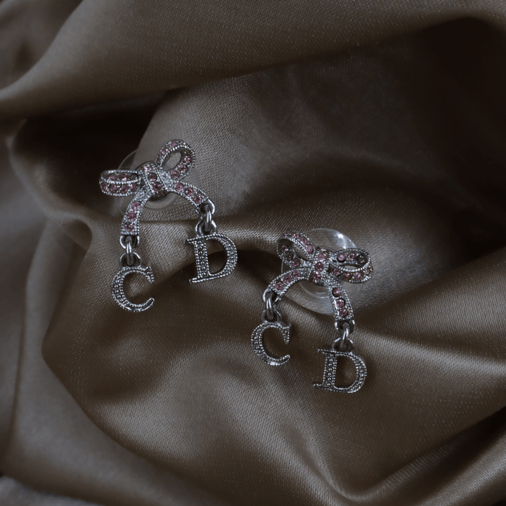 CHRISTIAN DIOR 粉紅蝴蝶結CD吊墜耳環 - Vintasy