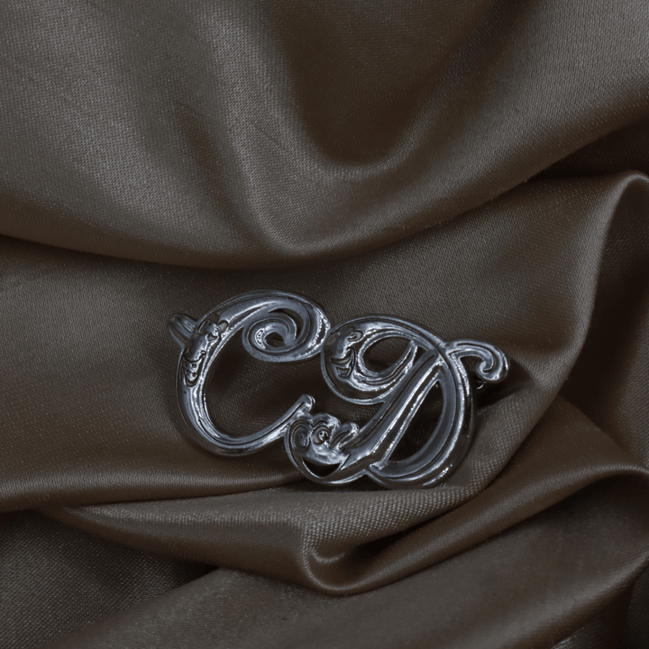 CHRISTIAN DIOR 復古銀色花紋草寫CD標誌胸針 - Vintasy