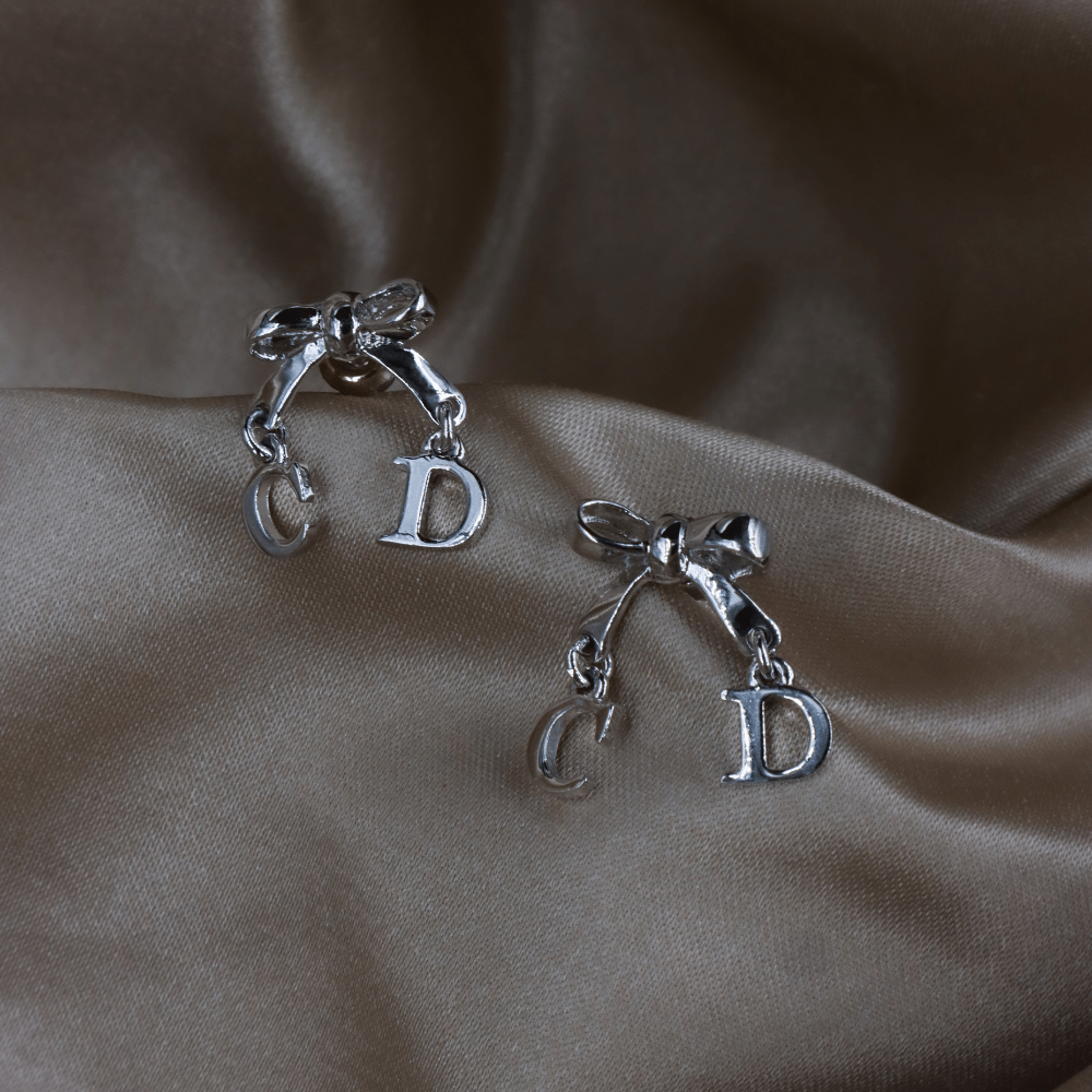 CHRISTIAN DIOR 蝴蝶結CD吊墜耳環 - Vintasy
