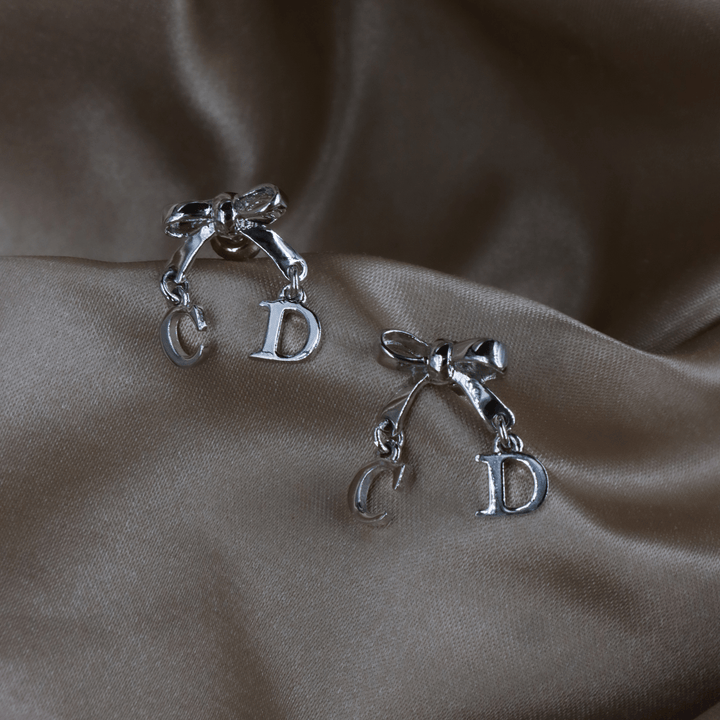 CHRISTIAN DIOR 蝴蝶結CD吊墜耳環 - Vintasy