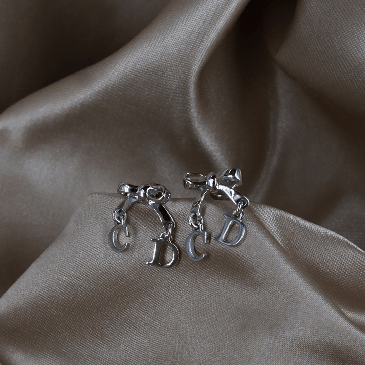 CHRISTIAN DIOR 蝴蝶結CD吊墜耳環 - Vintasy