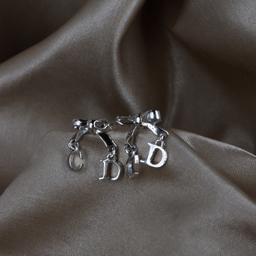 CHRISTIAN DIOR 蝴蝶結CD吊墜耳環 - Vintasy