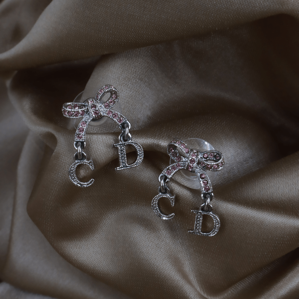 CHRISTIAN DIOR 粉紅蝴蝶結CD吊墜耳環 - Vintasy
