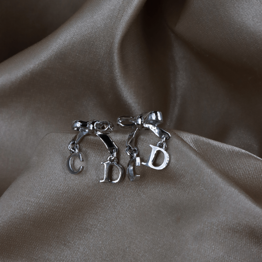 CHRISTIAN DIOR 蝴蝶結CD吊墜耳環 - Vintasy