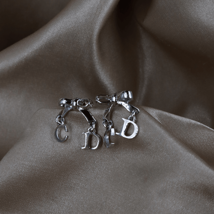 CHRISTIAN DIOR 蝴蝶結CD吊墜耳環 - Vintasy