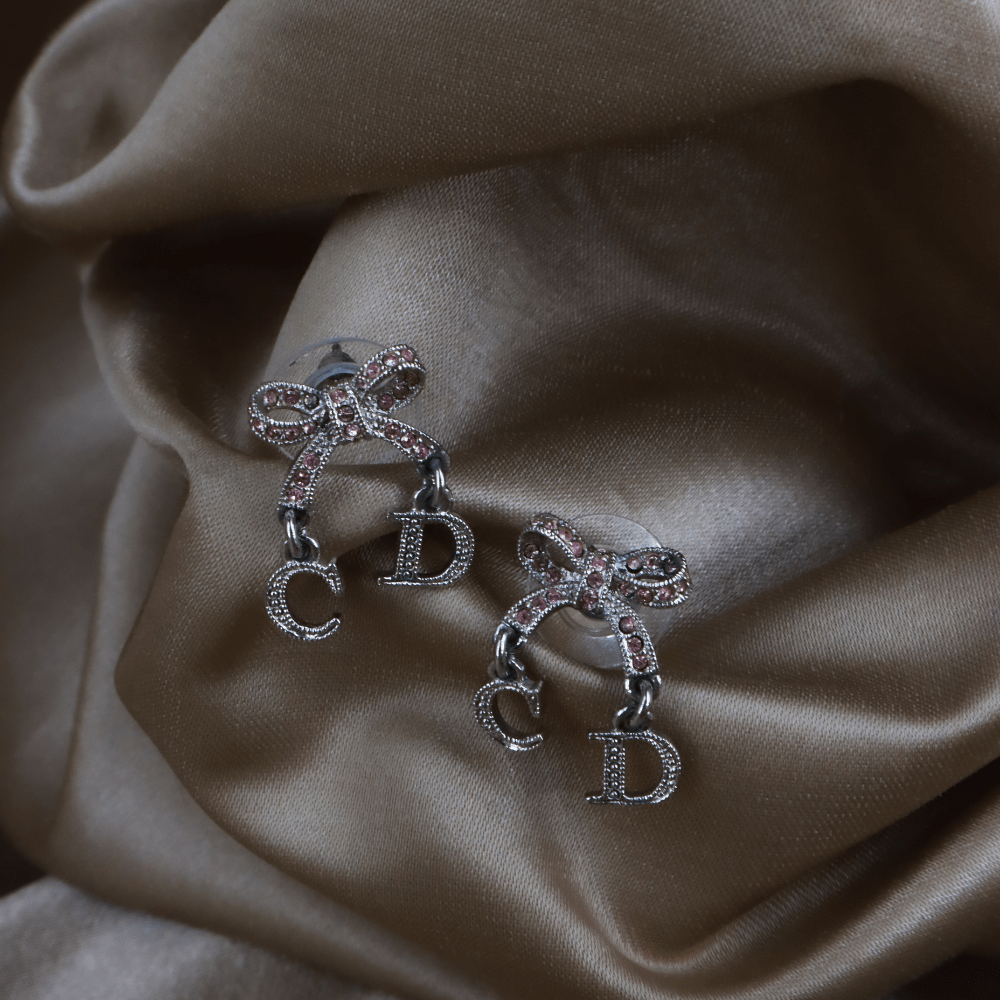 CHRISTIAN DIOR 粉紅蝴蝶結CD吊墜耳環 - Vintasy