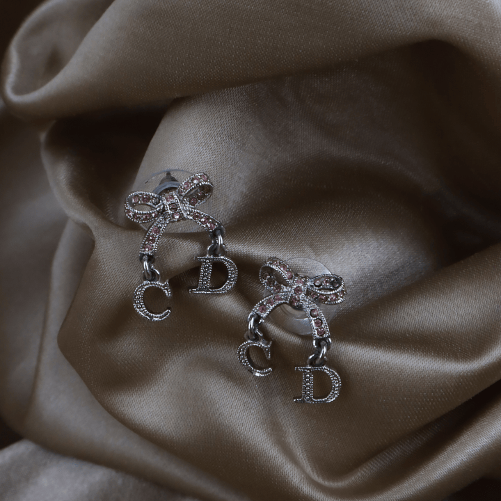 CHRISTIAN DIOR 粉紅蝴蝶結CD吊墜耳環 - Vintasy