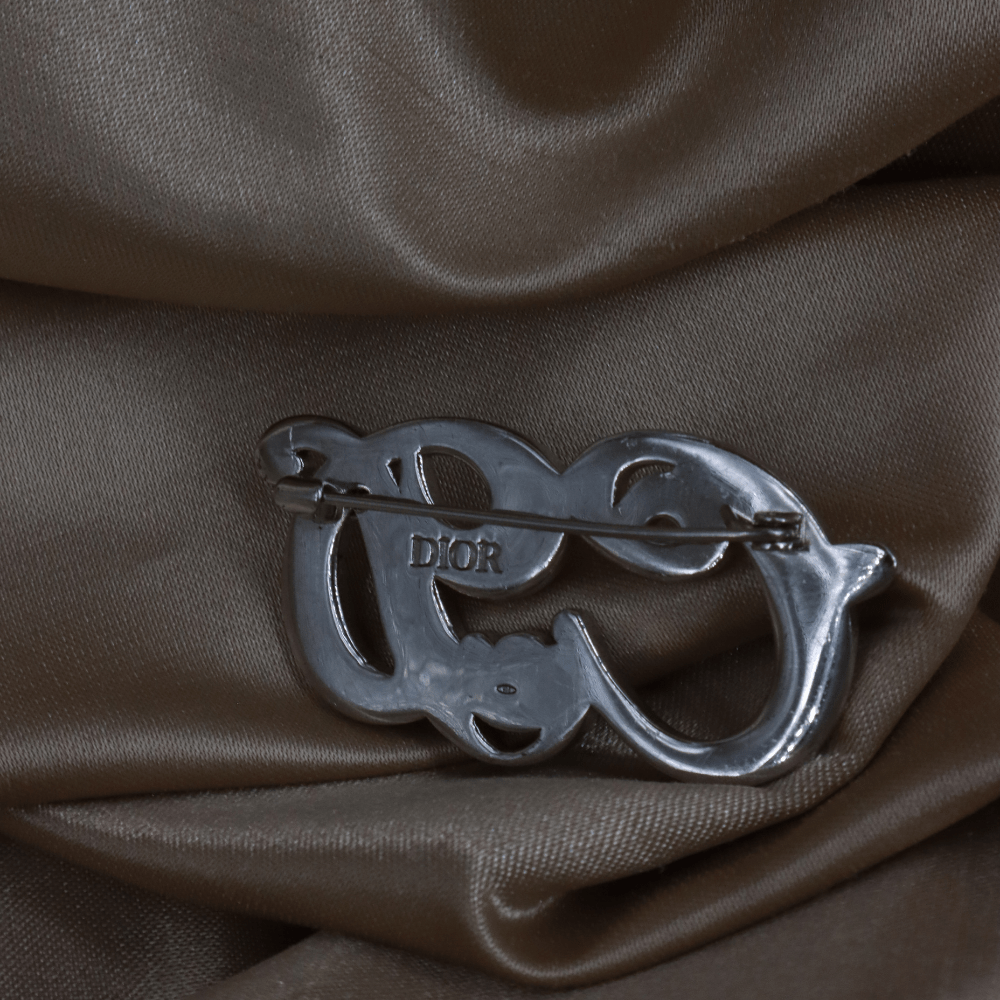 CHRISTIAN DIOR 復古銀色花紋草寫CD標誌胸針 - Vintasy