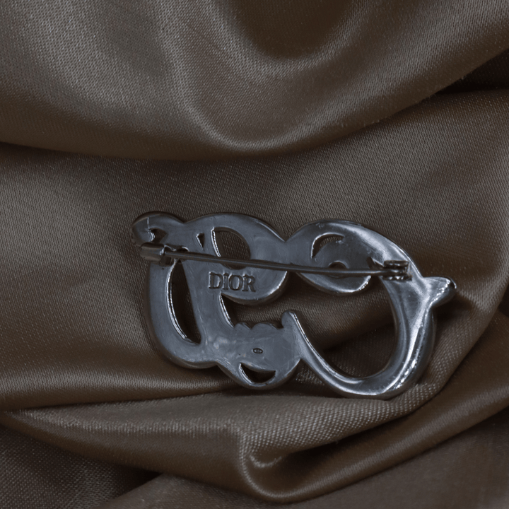 CHRISTIAN DIOR 復古銀色花紋草寫CD標誌胸針 - Vintasy