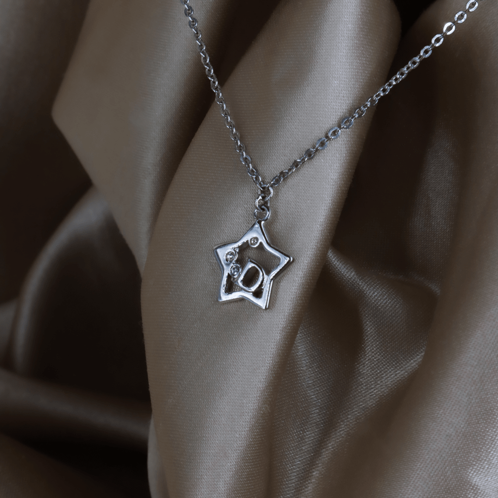 CHRISTIAN DIOR 星星閃石 D Logo 項鏈（銀色）｜未使用級美品 ｜｜VINTASY 中古美品 ｜ 香港最大型中古首飾收藏店｜ DIOR ｜ 項鏈