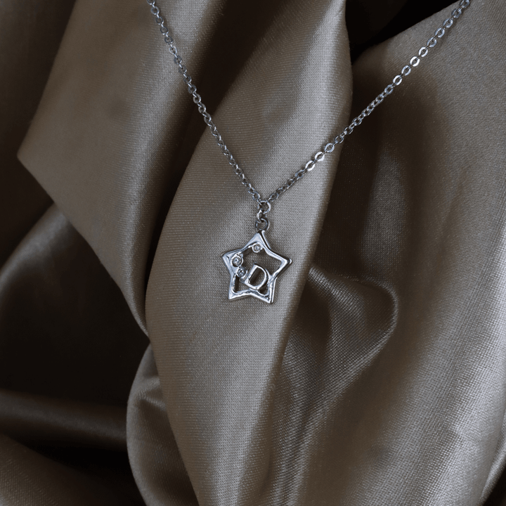 CHRISTIAN DIOR 星星閃石 D Logo 項鏈（銀色）｜未使用級美品 ｜｜VINTASY 中古美品 ｜ 香港最大型中古首飾收藏店｜ DIOR ｜ 項鏈