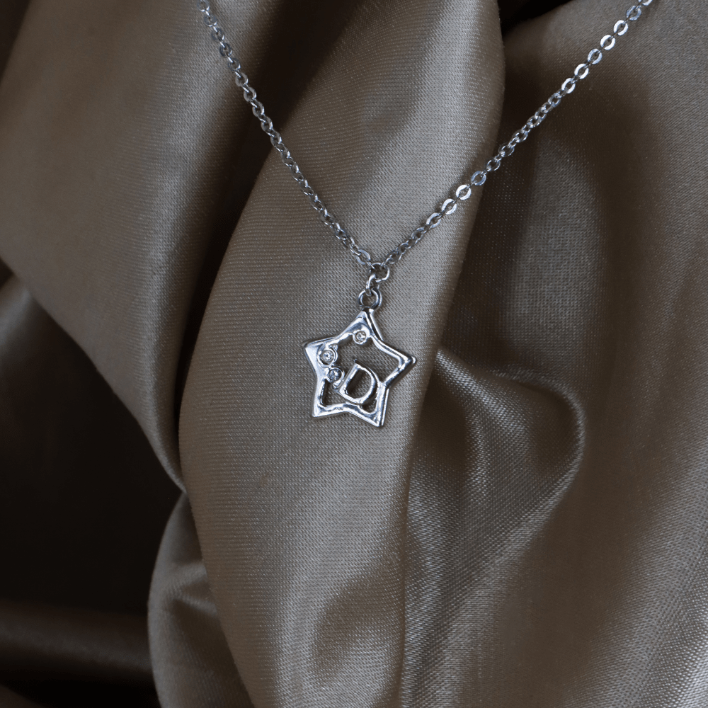 CHRISTIAN DIOR 星星閃石 D Logo 項鏈（銀色）｜未使用級美品 ｜｜VINTASY 中古美品 ｜ 香港最大型中古首飾收藏店｜ DIOR ｜ 項鏈