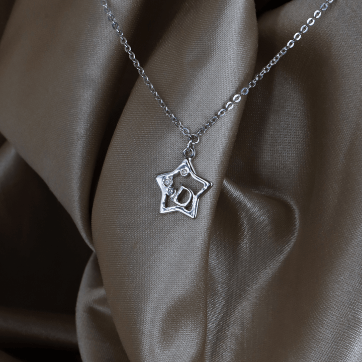 CHRISTIAN DIOR 星星閃石 D Logo 項鏈（銀色）｜未使用級美品 ｜｜VINTASY 中古美品 ｜ 香港最大型中古首飾收藏店｜ DIOR ｜ 項鏈