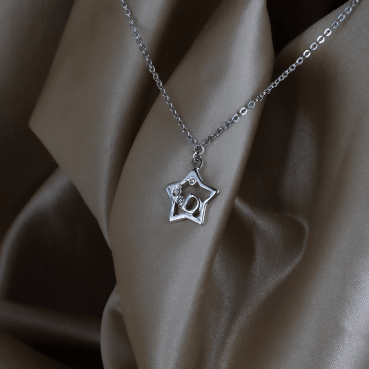 CHRISTIAN DIOR 星星閃石 D Logo 項鏈（銀色）｜未使用級美品 ｜｜VINTASY 中古美品 ｜ 香港最大型中古首飾收藏店｜ DIOR ｜ 項鏈