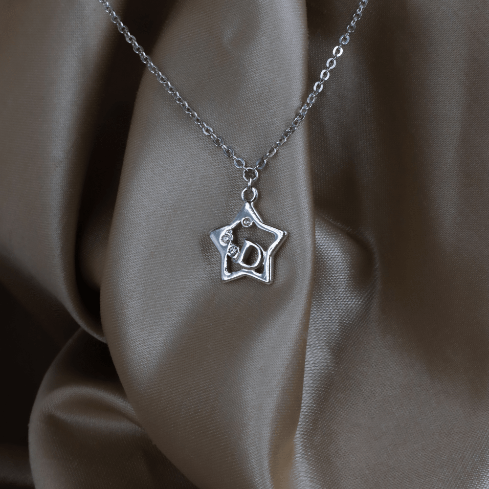 CHRISTIAN DIOR 星星閃石 D Logo 項鏈（銀色）｜未使用級美品 ｜｜VINTASY 中古美品 ｜ 香港最大型中古首飾收藏店｜ DIOR ｜ 項鏈