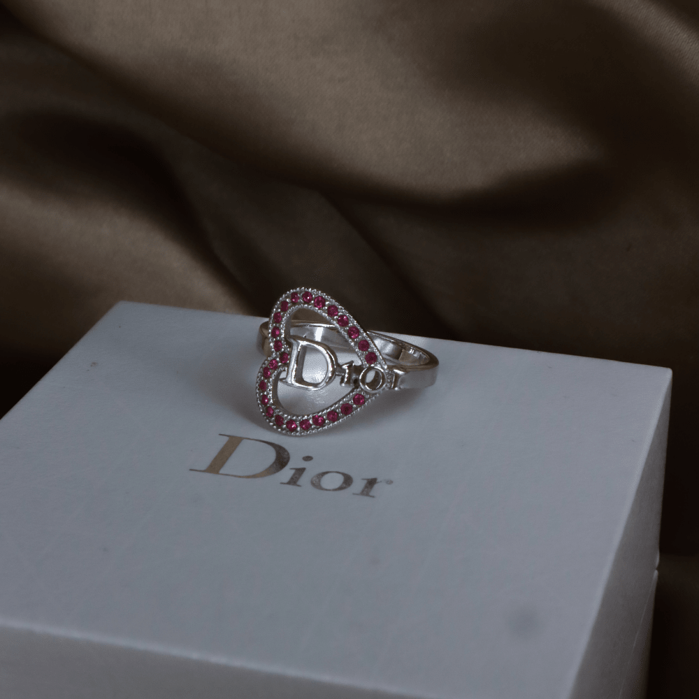 CHRISTIAN DIOR 銀色愛心D Logo紅寶石戒指 - Vintasy項鏈