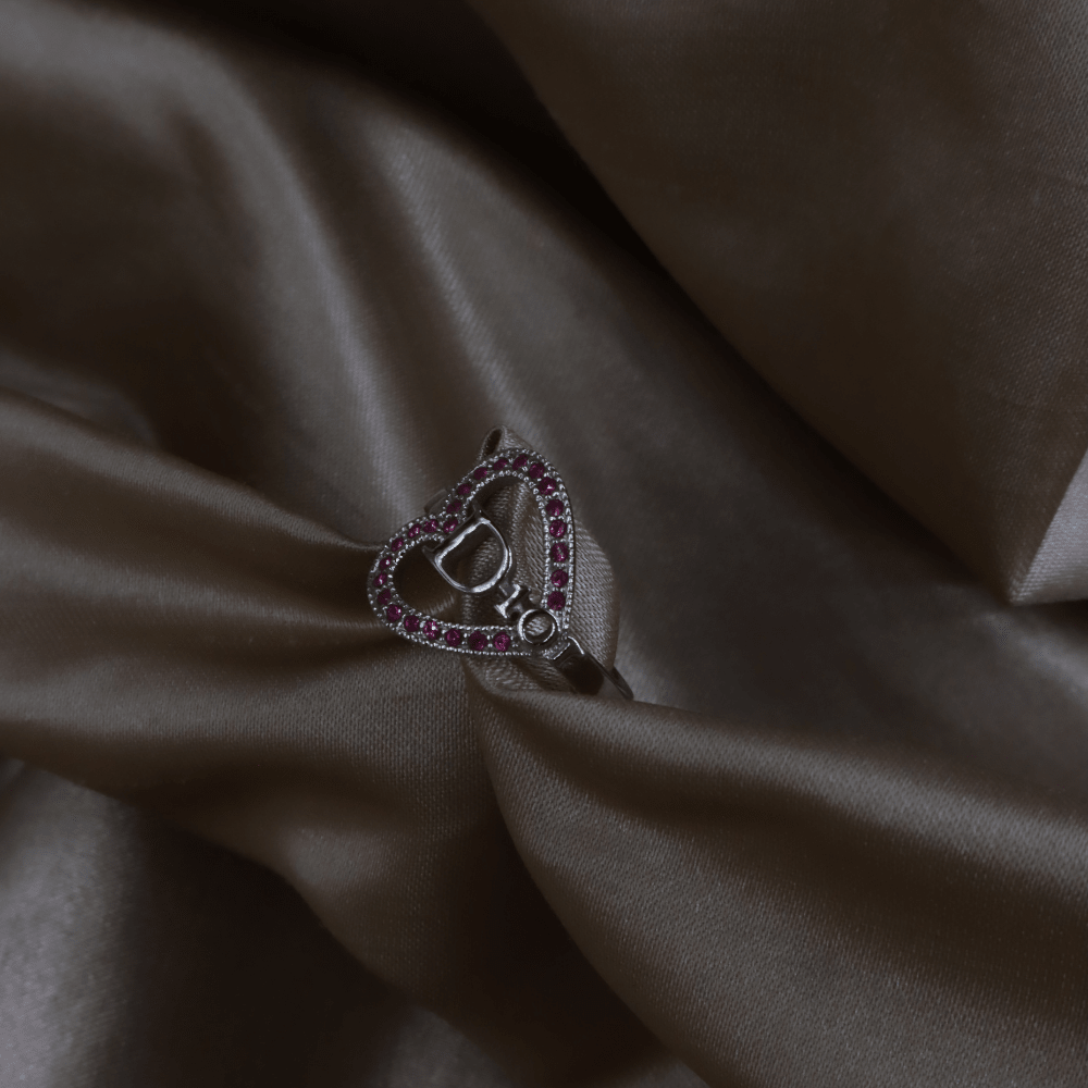 CHRISTIAN DIOR 銀色愛心D Logo紅寶石戒指 - Vintasy項鏈