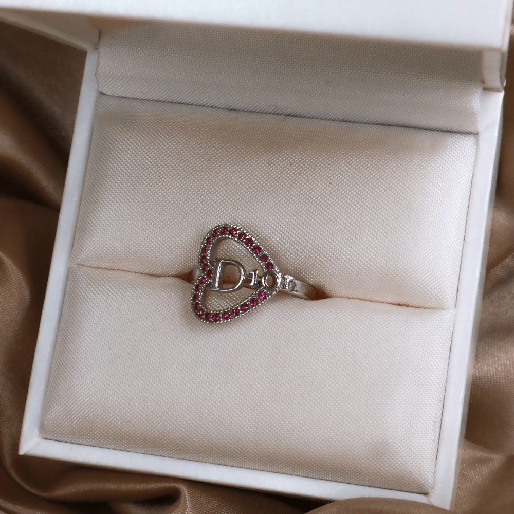 CHRISTIAN DIOR 銀色愛心D Logo紅寶石戒指 - Vintasy項鏈