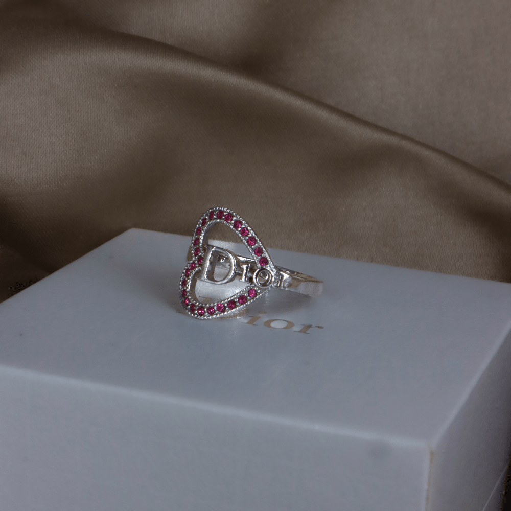 CHRISTIAN DIOR 銀色愛心D Logo紅寶石戒指 - Vintasy項鏈