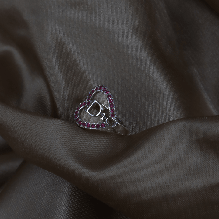 CHRISTIAN DIOR 銀色愛心D Logo紅寶石戒指 - Vintasy項鏈