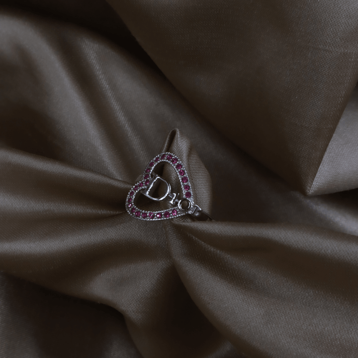 CHRISTIAN DIOR 銀色愛心D Logo紅寶石戒指 - Vintasy項鏈