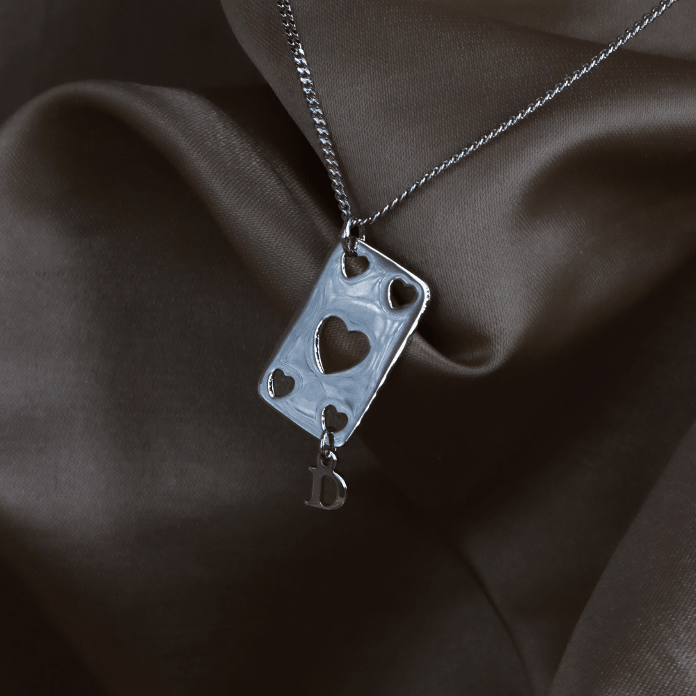 CHRISTIAN DIOR 銀色心形撲克牌 D 吊墜項鏈 - Vintasy項鏈