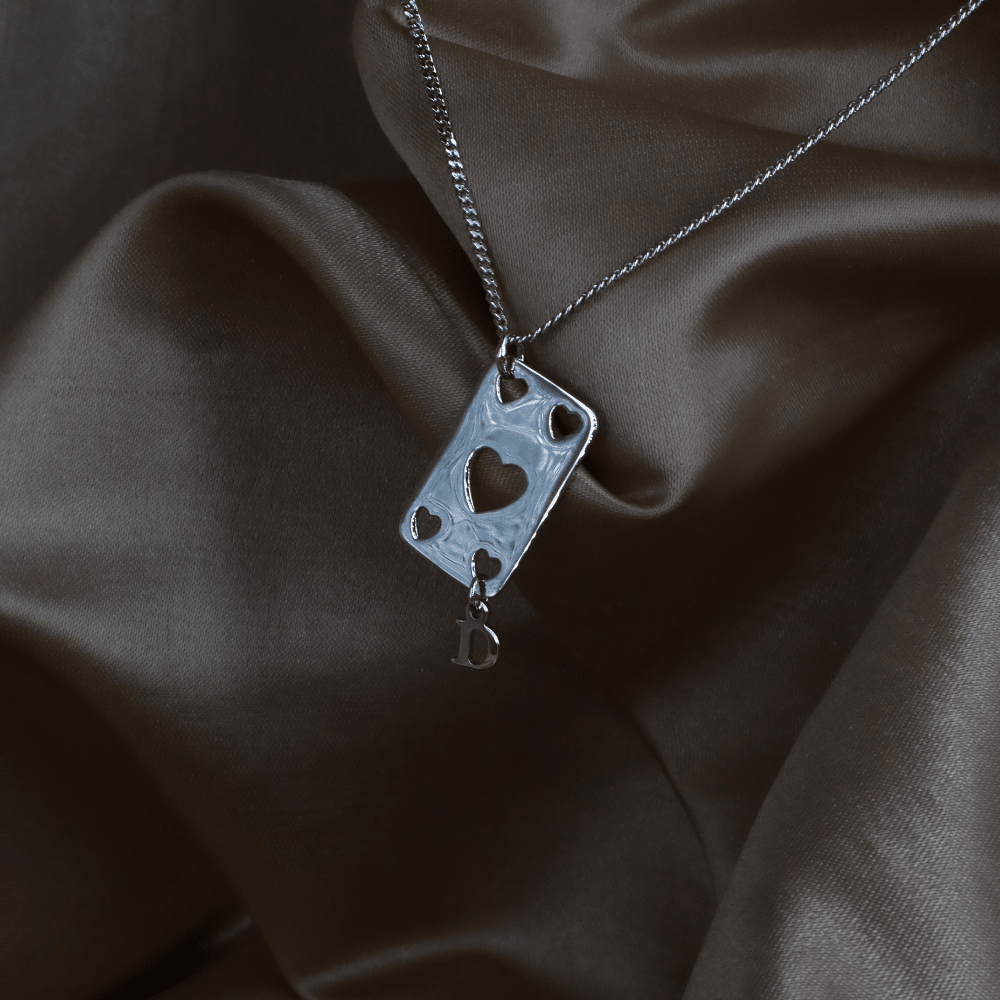 CHRISTIAN DIOR 銀色心形撲克牌 D 吊墜項鏈 - Vintasy項鏈