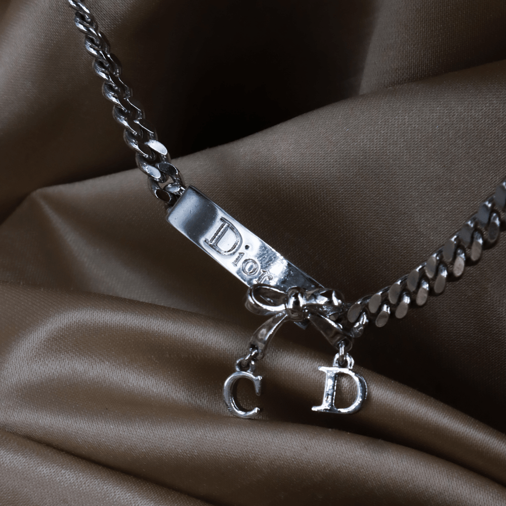 CHRISTIAN DIOR 銀色Dior牌飾蝴蝶結CD吊飾項鏈 ｜未使用品！ - Vintasy項鏈