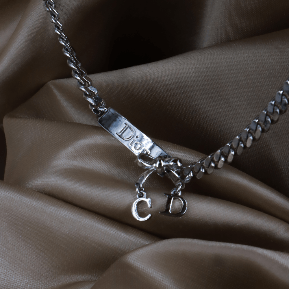 CHRISTIAN DIOR 銀色Dior牌飾蝴蝶結CD吊飾項鏈 ｜未使用品！ - Vintasy項鏈