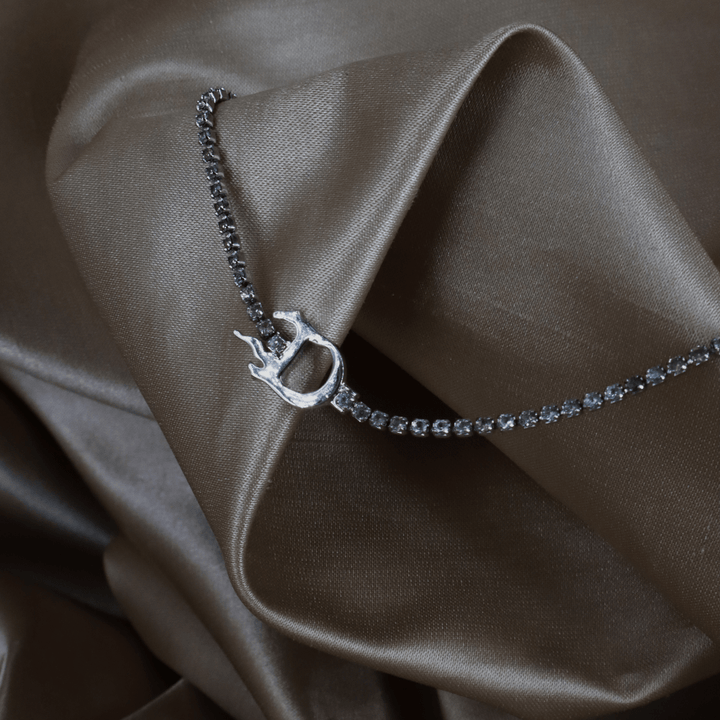 CHRISTIAN DIOR 火焰感輪廓D字浮雕水晶手鏈 - Vintasy