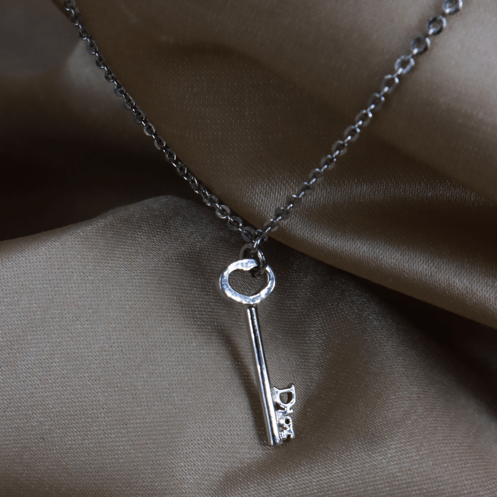 CHRISTIAN DIOR 銀色鑰匙Logo吊墜頸鏈 ｜未使用品 ｜2000年代必備產品 - Vintasy項鏈