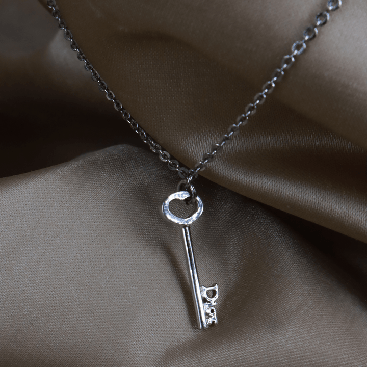 CHRISTIAN DIOR 銀色鑰匙Logo吊墜頸鏈 ｜未使用品 ｜2000年代必備產品 - Vintasy項鏈