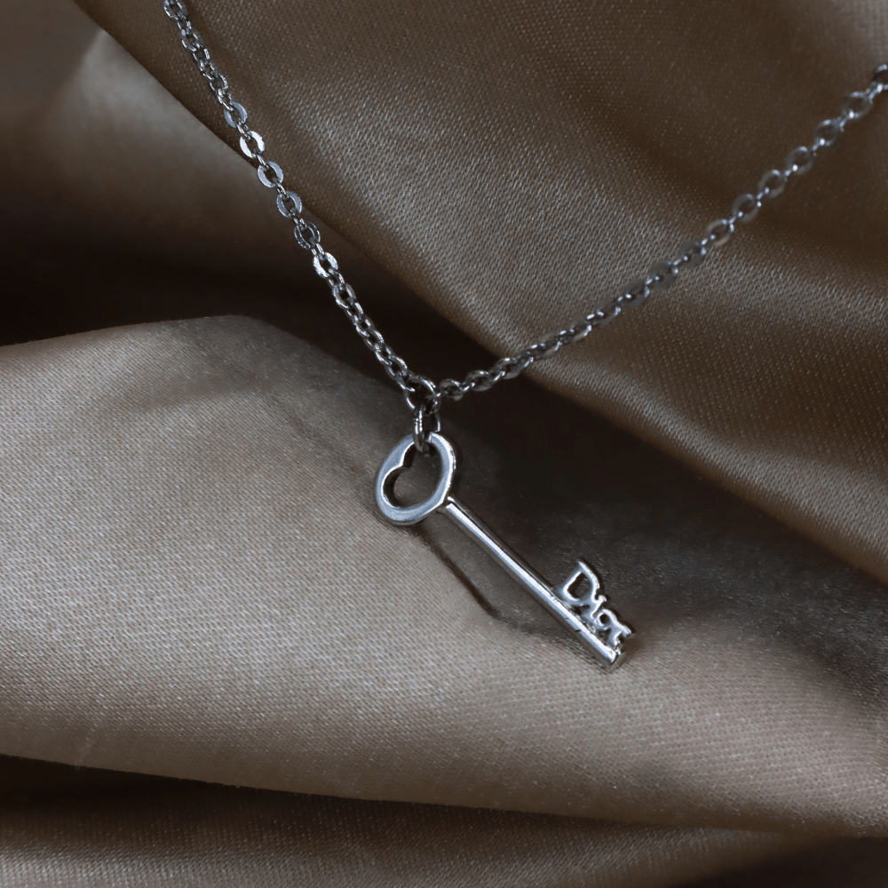 CHRISTIAN DIOR 銀色鑰匙Logo吊墜頸鏈 ｜未使用品 ｜2000年代必備產品 - Vintasy項鏈