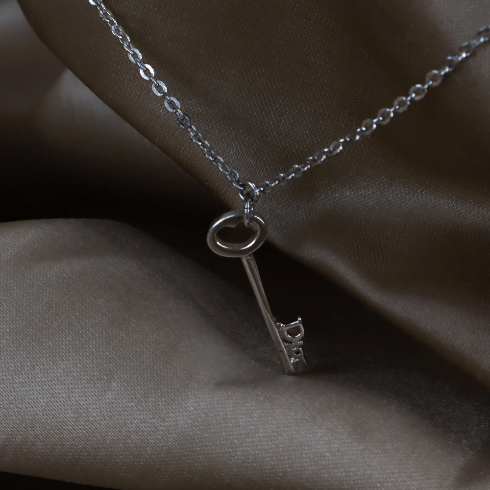 CHRISTIAN DIOR 銀色鑰匙Logo吊墜頸鏈 ｜未使用品 ｜2000年代必備產品 - Vintasy項鏈