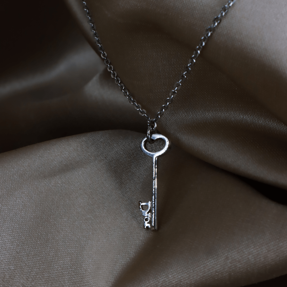 CHRISTIAN DIOR 銀色鑰匙Logo吊墜頸鏈 ｜未使用品 ｜2000年代必備產品 - Vintasy項鏈