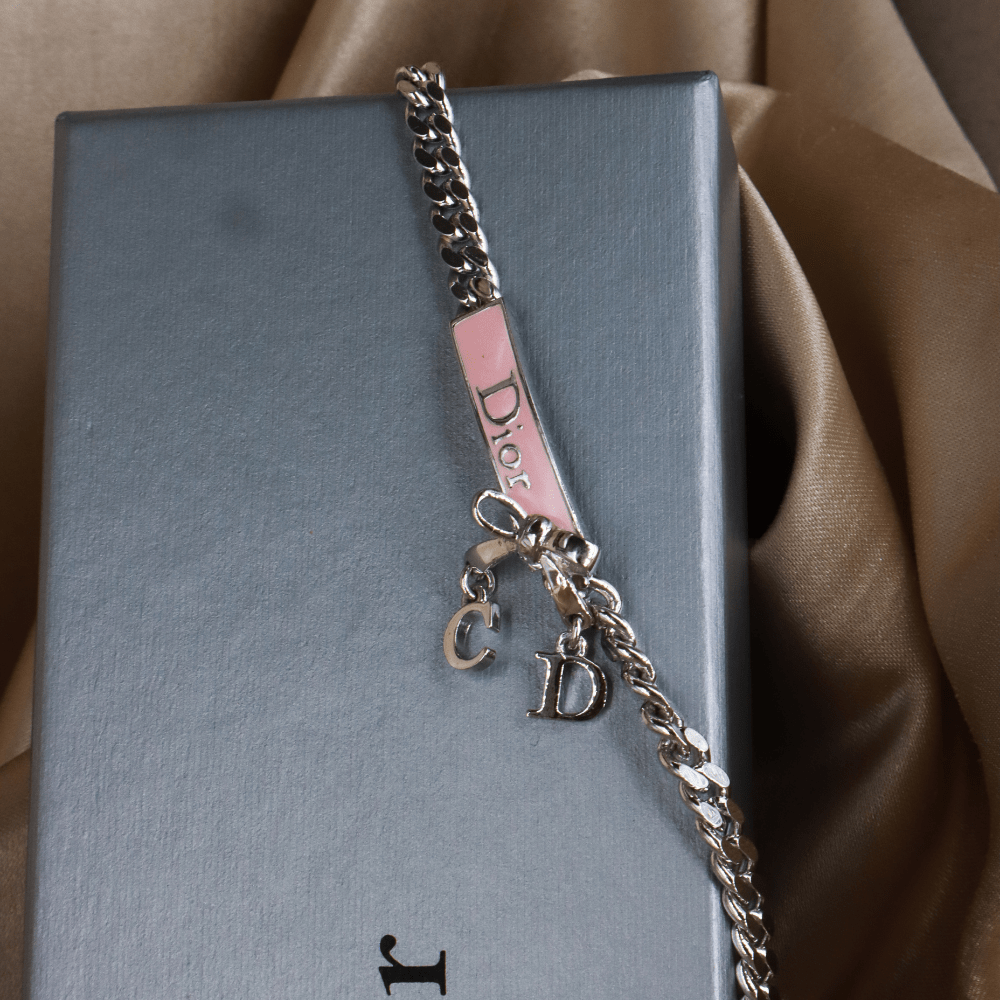 CHRISTIAN DIOR 粉紅琺瑯 Logo 蝴蝶結 CD 吊飾項鏈（銀色）｜2000年代 ｜｜VINTASY 中古美品 ｜ 香港最大型中古首飾收藏店｜ dior ｜ 項鏈