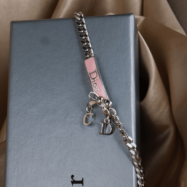 CHRISTIAN DIOR 粉紅琺瑯 Logo 蝴蝶結 CD 吊飾項鏈（銀色）｜2000年代 ｜｜VINTASY 中古美品 ｜ 香港最大型中古首飾收藏店｜ dior ｜ 項鏈