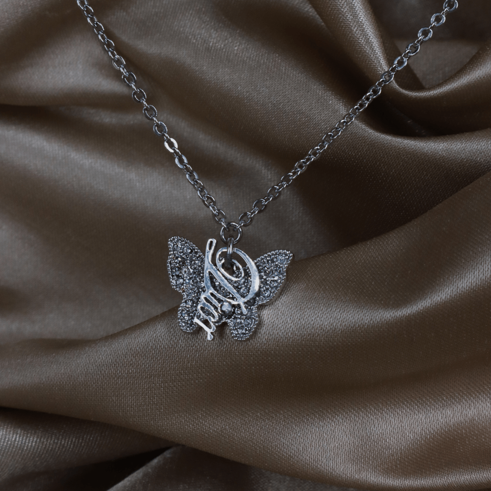 CHRISTIAN DIOR 蝴蝶銀色閃石Logo 項鏈 - Vintasy