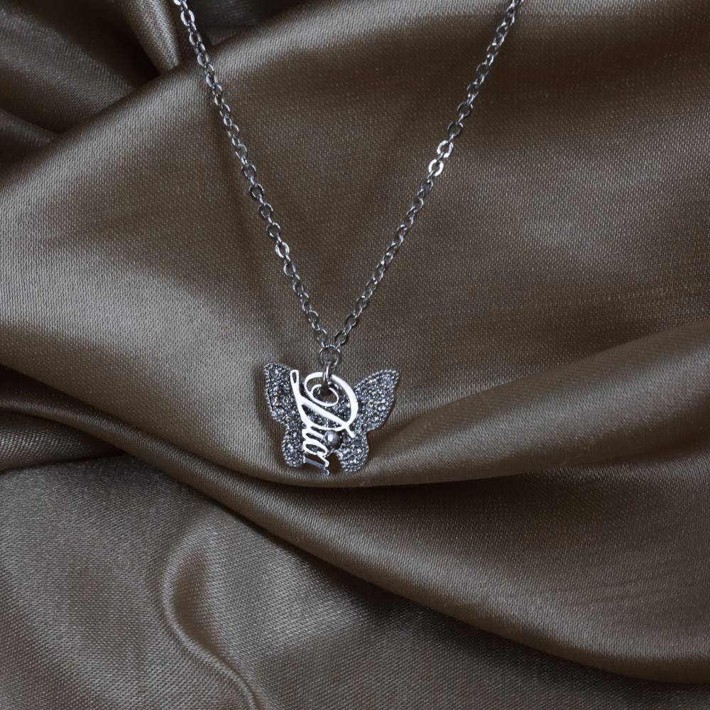 CHRISTIAN DIOR 蝴蝶銀色閃石Logo 項鏈 - Vintasy