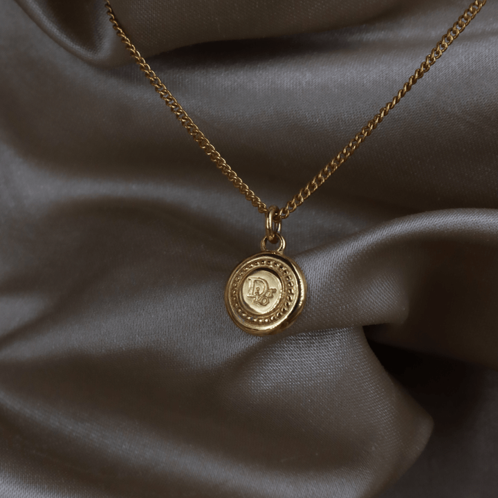 CHRISTIAN DIOR 金色圓牌logo項鏈｜1990年代 - Vintasy