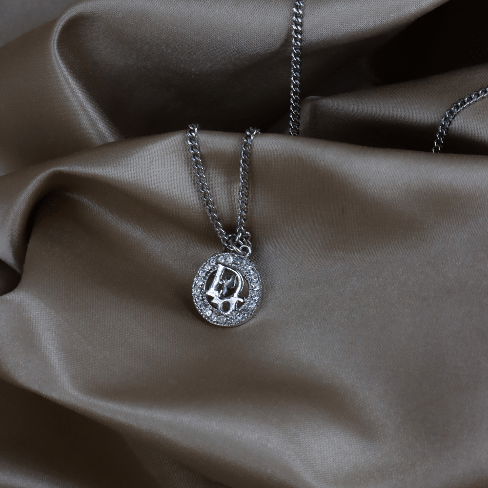CHRISTIAN DIOR 銀色圓牌閃石Logo頸鏈｜四葉草幸運系列 - Vintasy項鏈