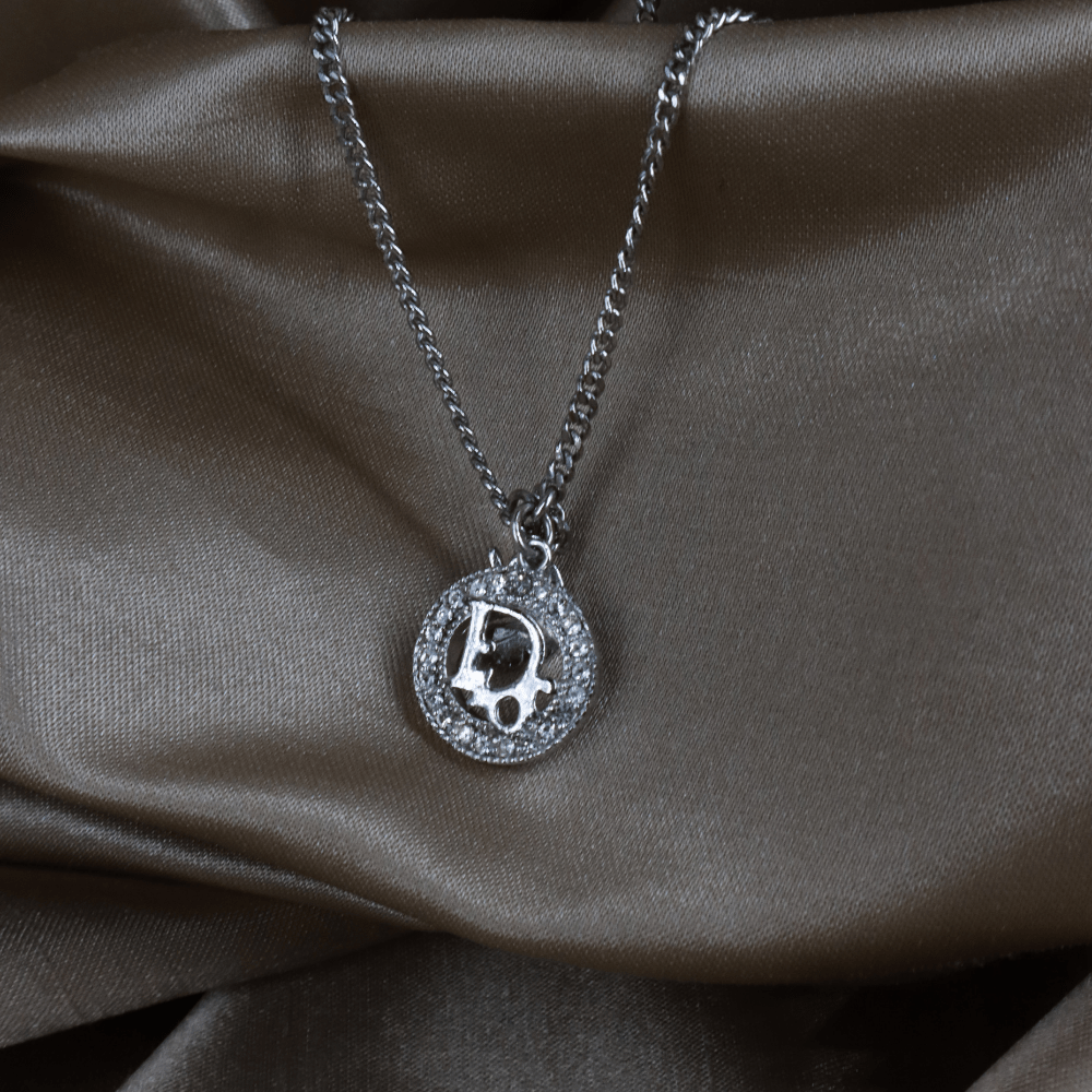 CHRISTIAN DIOR 銀色圓牌閃石Logo頸鏈｜四葉草幸運系列 - Vintasy項鏈