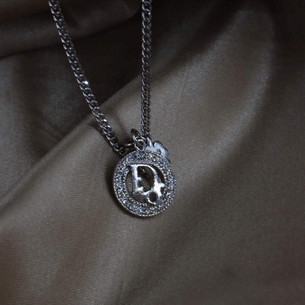 CHRISTIAN DIOR 銀色圓牌閃石Logo頸鏈｜四葉草幸運系列 - Vintasy項鏈