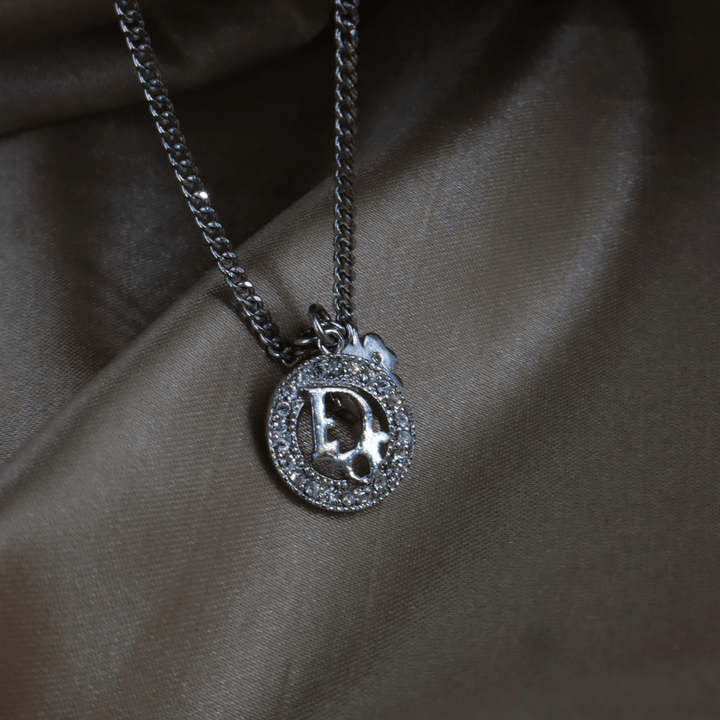 CHRISTIAN DIOR 銀色圓牌閃石Logo頸鏈｜四葉草幸運系列 - Vintasy項鏈